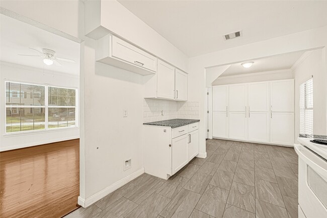 Building Photo - 4390 Harvest Ln