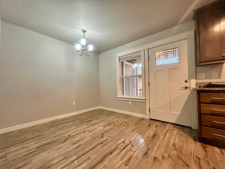 Dining room - 206 N Shasta Ave