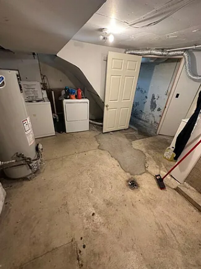 Building Photo - 5 Bedroom House Available Next to UC Campus