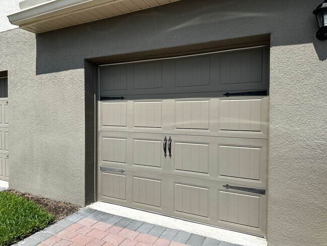 Building Photo - Resort Style Living! Stunning 3/2.5 Townhome in Waterleigh! Available April!