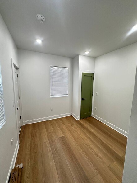 Building Photo - 1229 W Somerset St