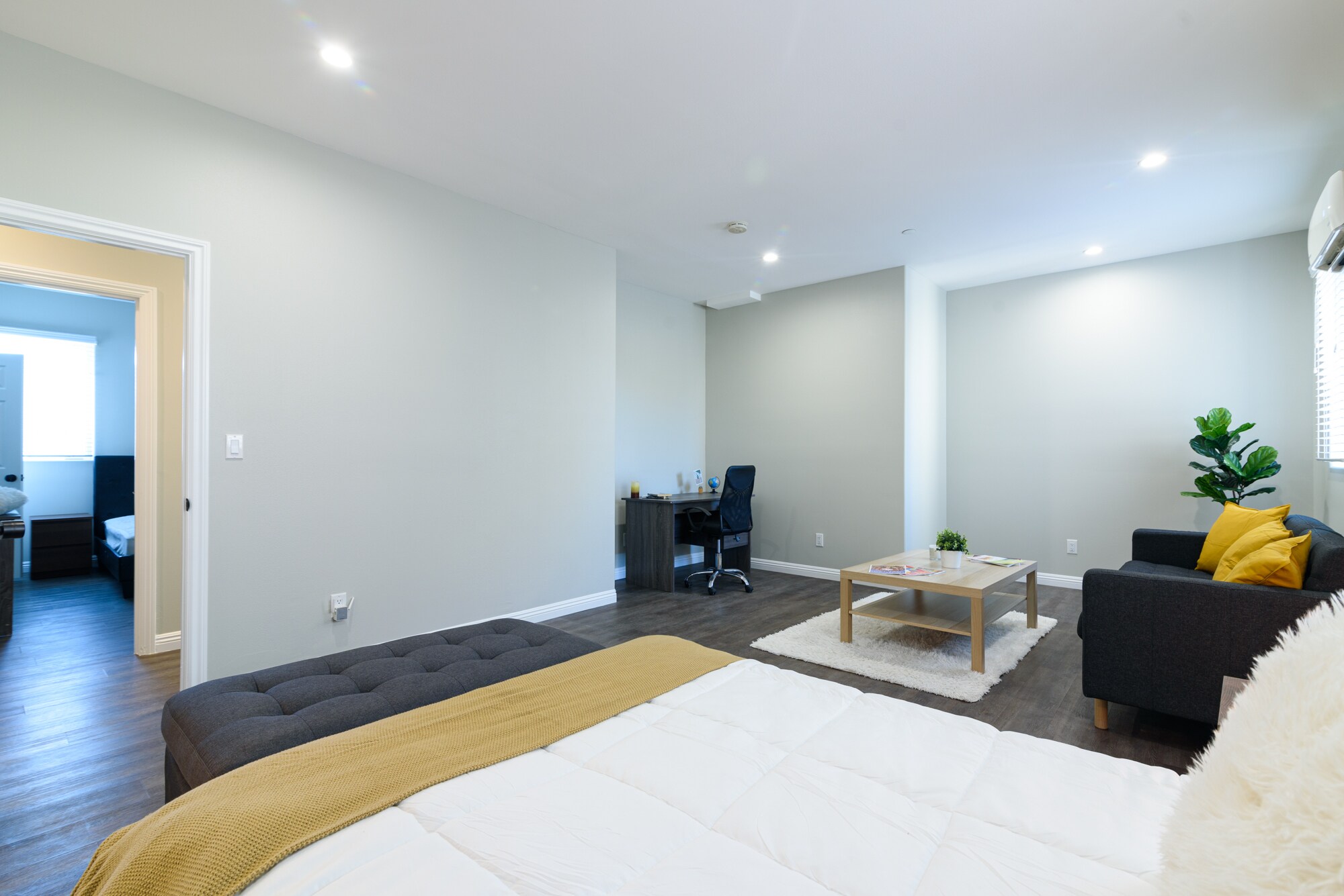 Building Photo - 1164 W 24th St