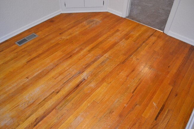 Building Photo - Quaint two-bedroom charmer in Northeast Salem
