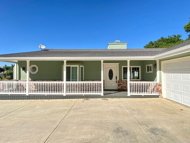 Building Photo - Charming, remodeled, country style home in private Simi Valley location.