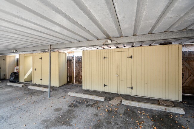 Building Photo - 13282 Trail Hollow Dr