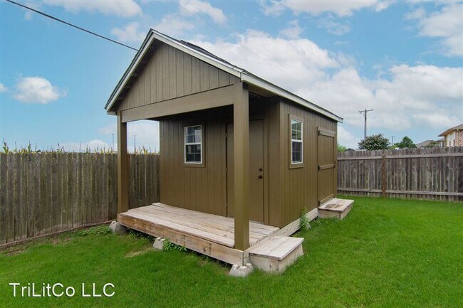 Building Photo - 206 Sassafras St