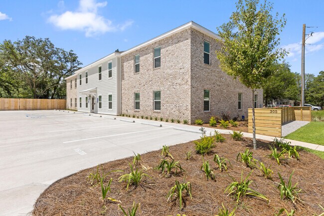 Building Photo - 305 Okaloosa Ave