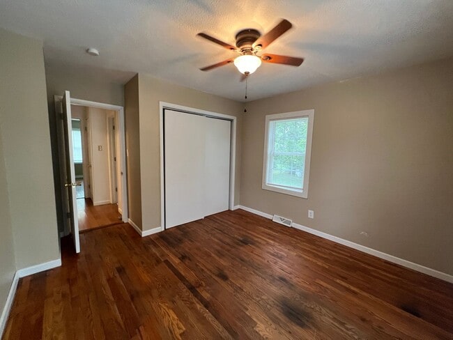 Building Photo - Available Mid-May 4 Bedroom / 1.5 Bathroom for Rent