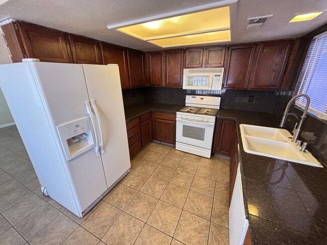 Building Photo - Spacious 3BED/3BATH Two story home located...