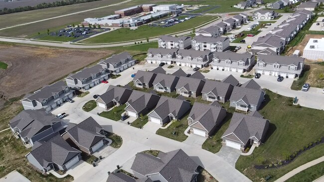 Building Photo - 3br/3ba/1 car garage apartment