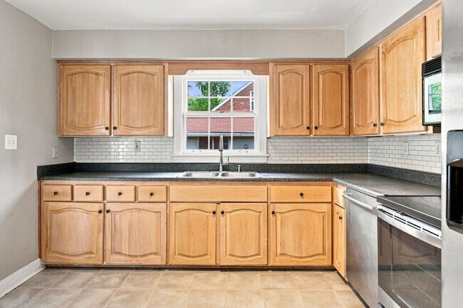 Building Photo - 912 Beechwood Rd