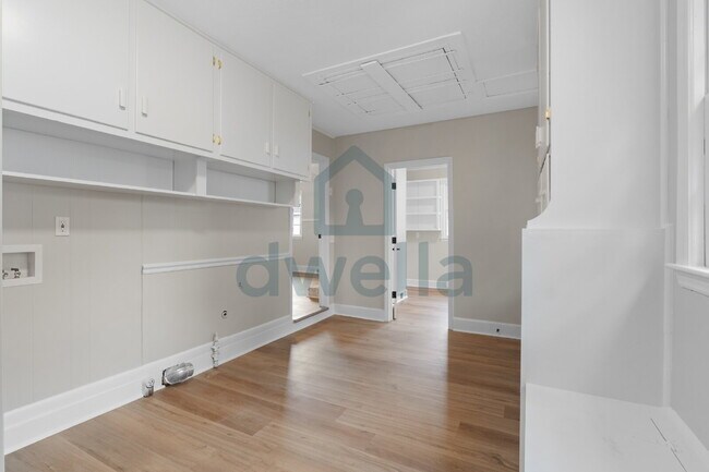 Building Photo - "Charming 5-Bedroom Oasis with 2 Full Bath...