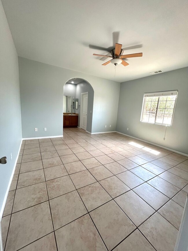 Building Photo - 3 Bedroom with open floor plan