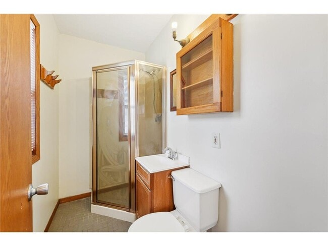 Building Photo - 661 Surrey Ave E