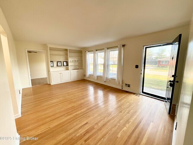 Building Photo - 7913 Greenway Dr