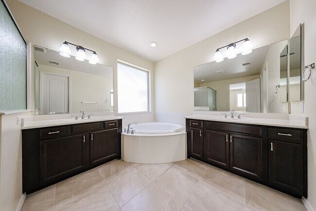 Building Photo - Stunning home located in the heart of Chandler, AZ!