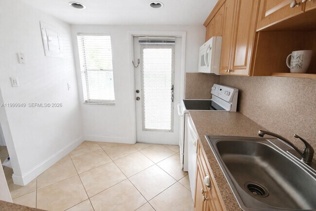 Building Photo - 950 Hillcrest Dr