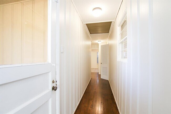 Building Photo - 6824 Southridge Dr