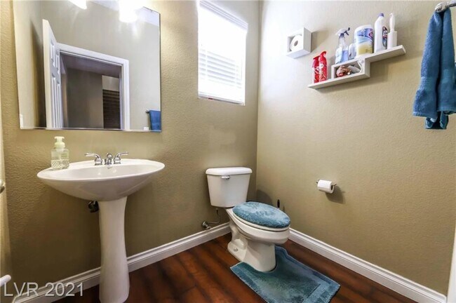 Building Photo - 2521 Stanwood Ave