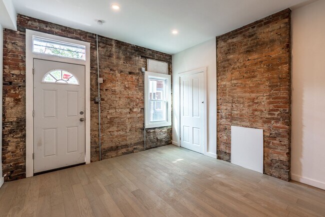 Building Photo - Urban Elegance in the Heart of the South Side