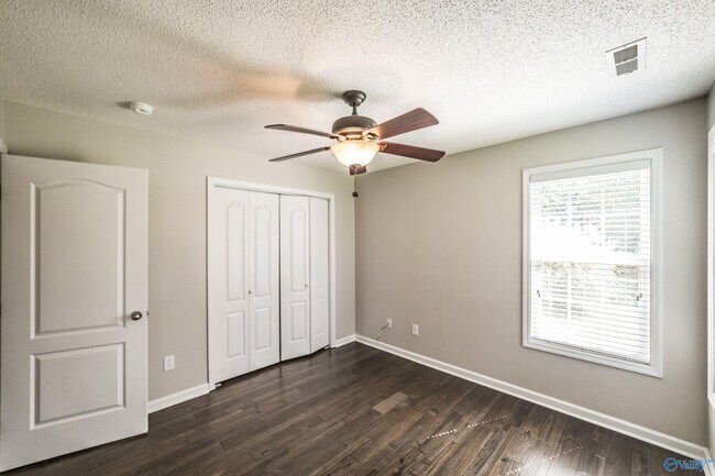 Building Photo - 129 High Noon Ln