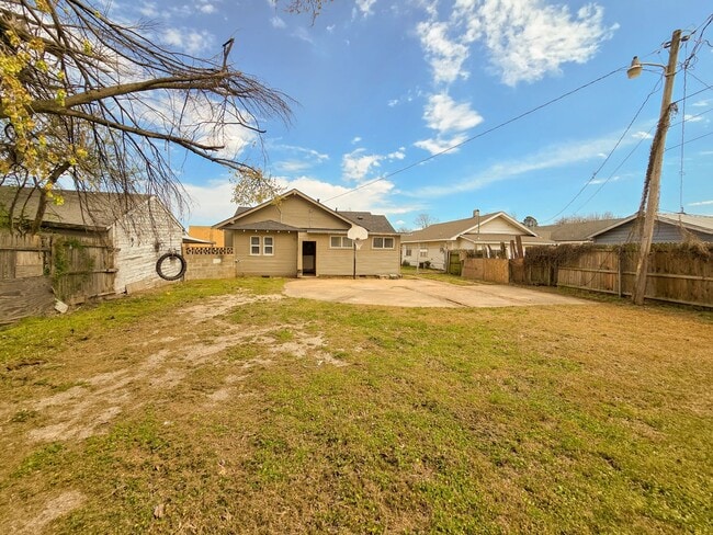 Building Photo - 3 Bed home in Shawnee!