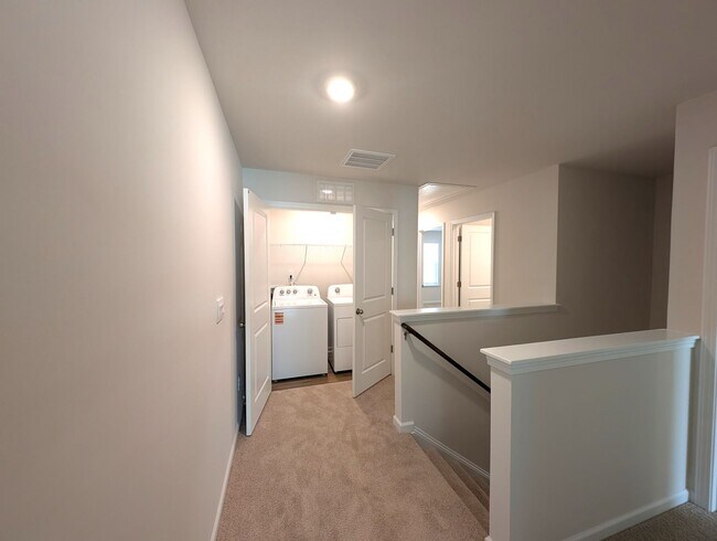Building Photo - Gorgeous , New Townhome  located in Mallar...