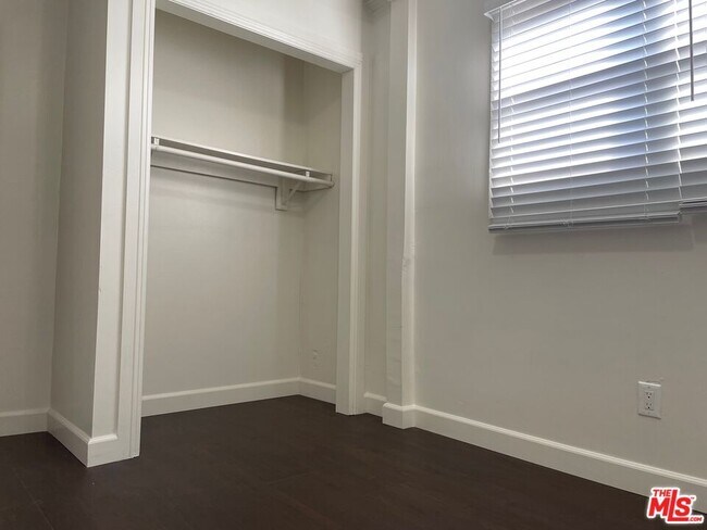 Building Photo - 2309 S Budlong Ave