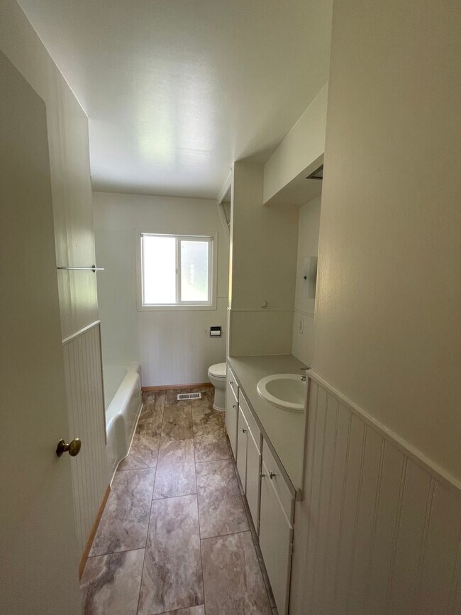 Building Photo - Updated Bungalow in Forest Grove!