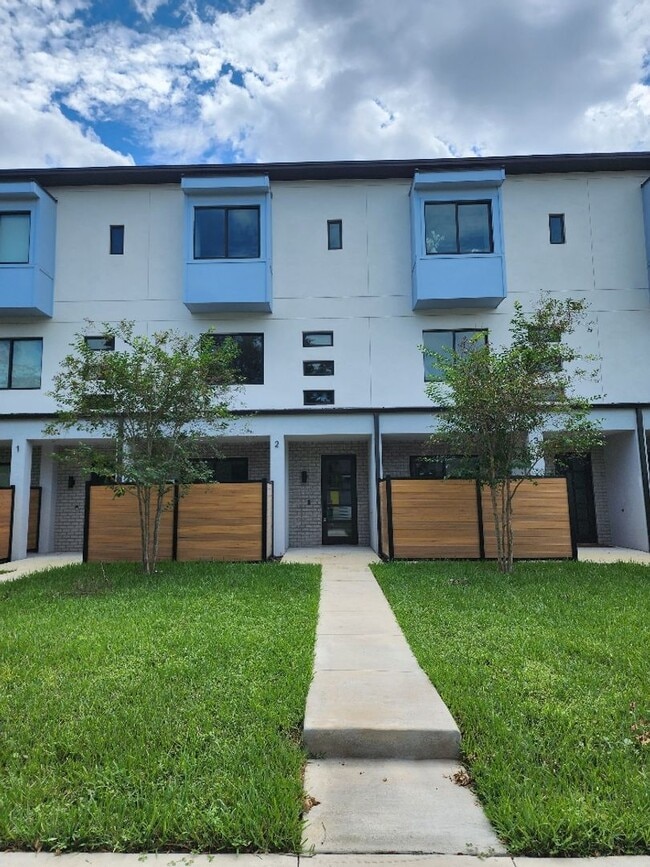 Building Photo - Beautiful 3-Bed, 3.5-Bath Townhome in Tamp...