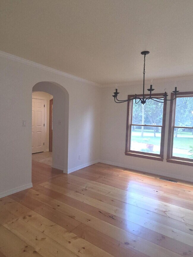 Building Photo - Spacious home in country setting, yet clos...