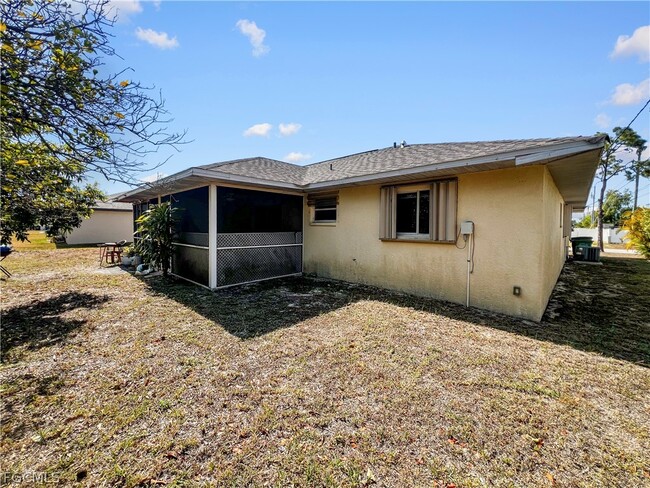 Building Photo - 1909 SW Santa Barbara Pl