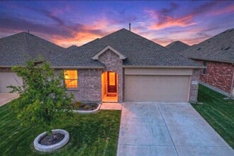 Building Photo - 1204 Sequoia Ln