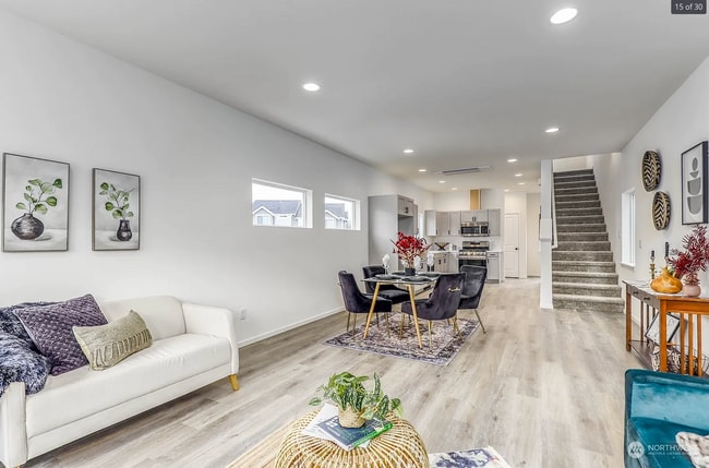 Building Photo - Beautiful, private 2 bed, 2.5 bath townhou...