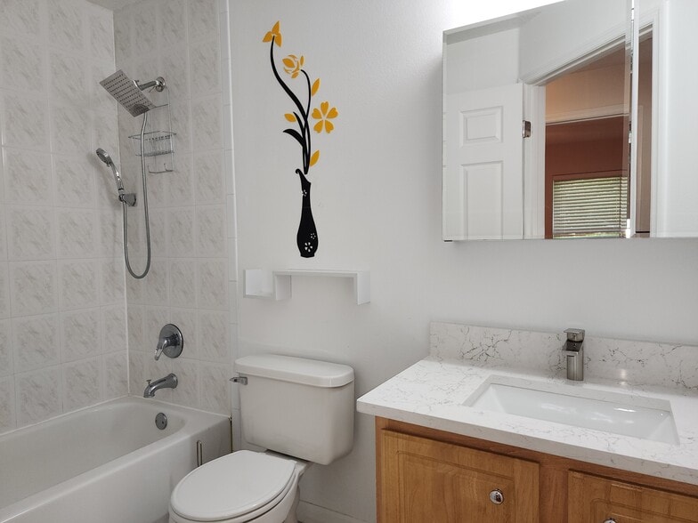 Guest Bathroom - 1419 Russell Ave