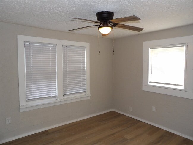 Building Photo - 316 NW Columbia Ave