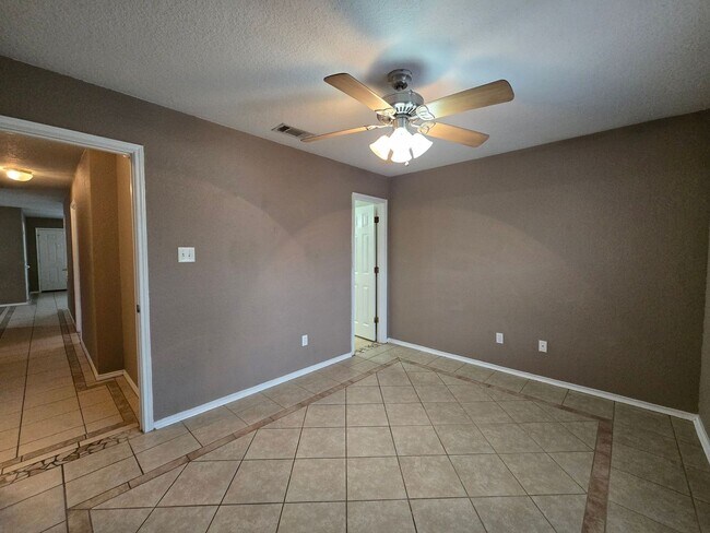 Building Photo - 2710 Alma Dr
