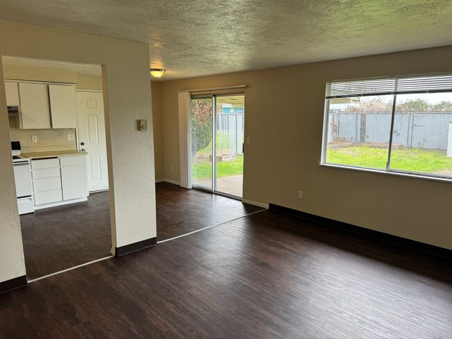 Building Photo - Updated 2 bedroom 1 bathroom duplex in Springfield!