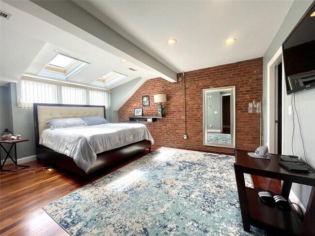 Building Photo - 422 Broadway,