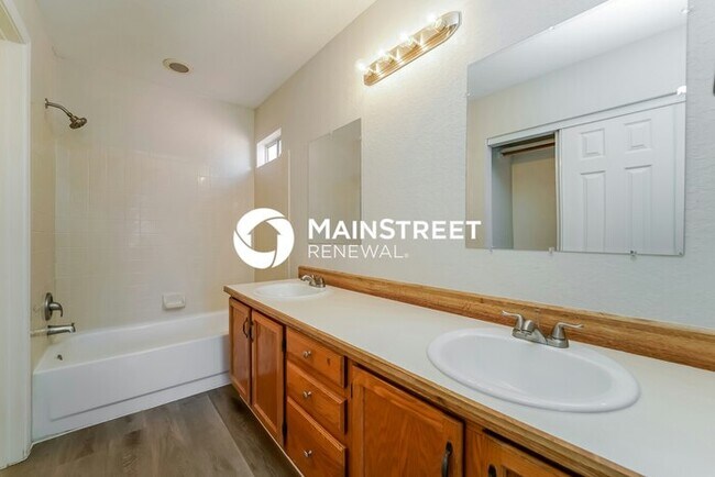 Building Photo - 3 Bedroom Pet-Friendly Home in Tucson, AZ with Main Street Renewal