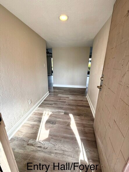 Entrance Hall/ Foyer - 2252 Burnway Rd