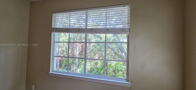 Building Photo - 2212 Myrtlewood Cir E