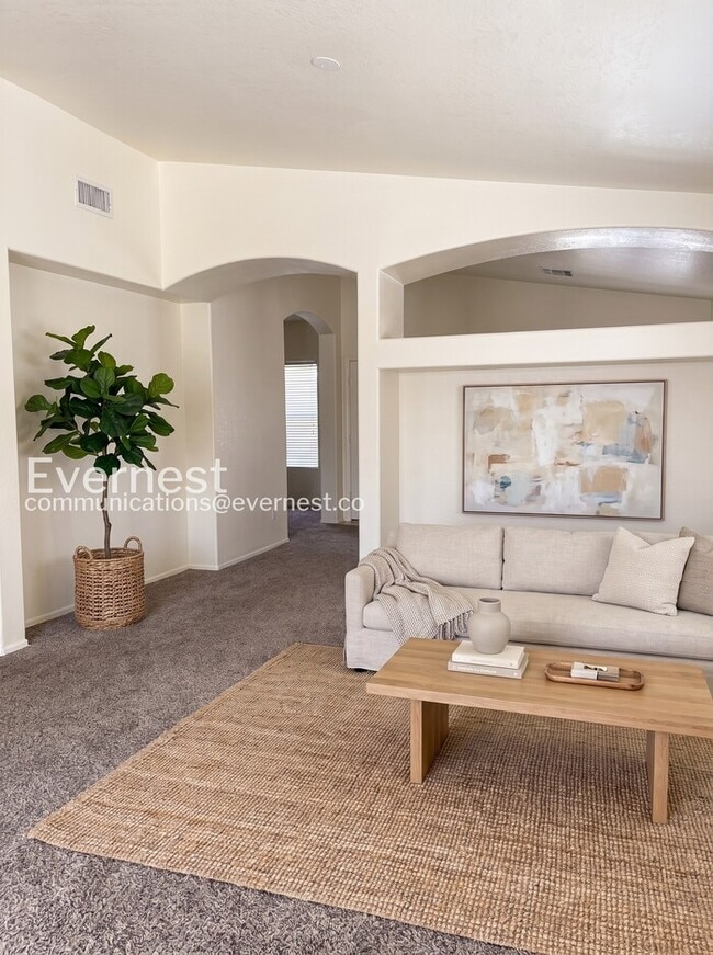Building Photo - 3 Bed, 2 Bath Home with Fenced Yard & Garage / Vouchers Accepted / Available Now!