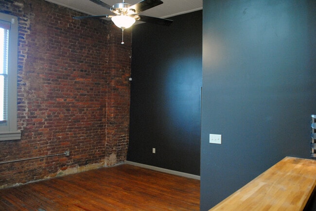 Building Photo - 829 S Railroad Ave