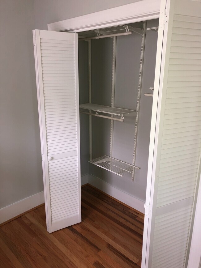 Building Photo - 3bd/2ba w/ Large Front Porch & Backyard in Grant Park!!