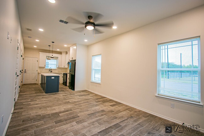 Building Photo - 405 Lion's Villa AV