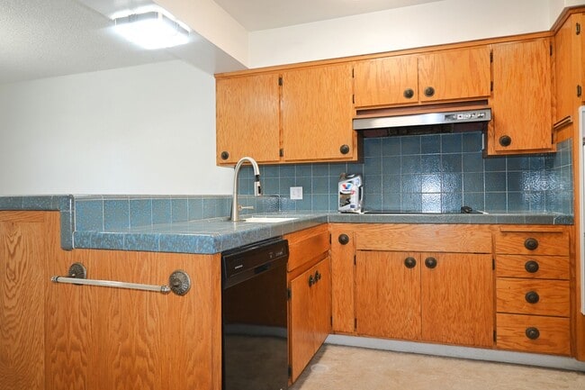 Building Photo - 5941 S Land Park Dr