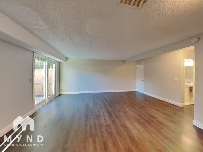 Building Photo - 1970 Grande Cir