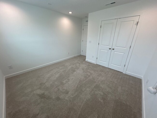 Building Photo - 6 Bedroom | 4 Bathroom New Construction Ga...