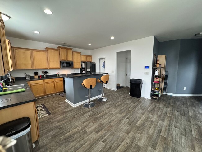 Building Photo - For Rent: Home with tons of space. Anderso...